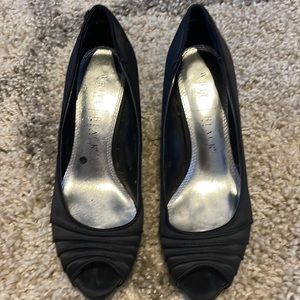 White House black market , size 6.5, looks good on top, but wear on the bottom